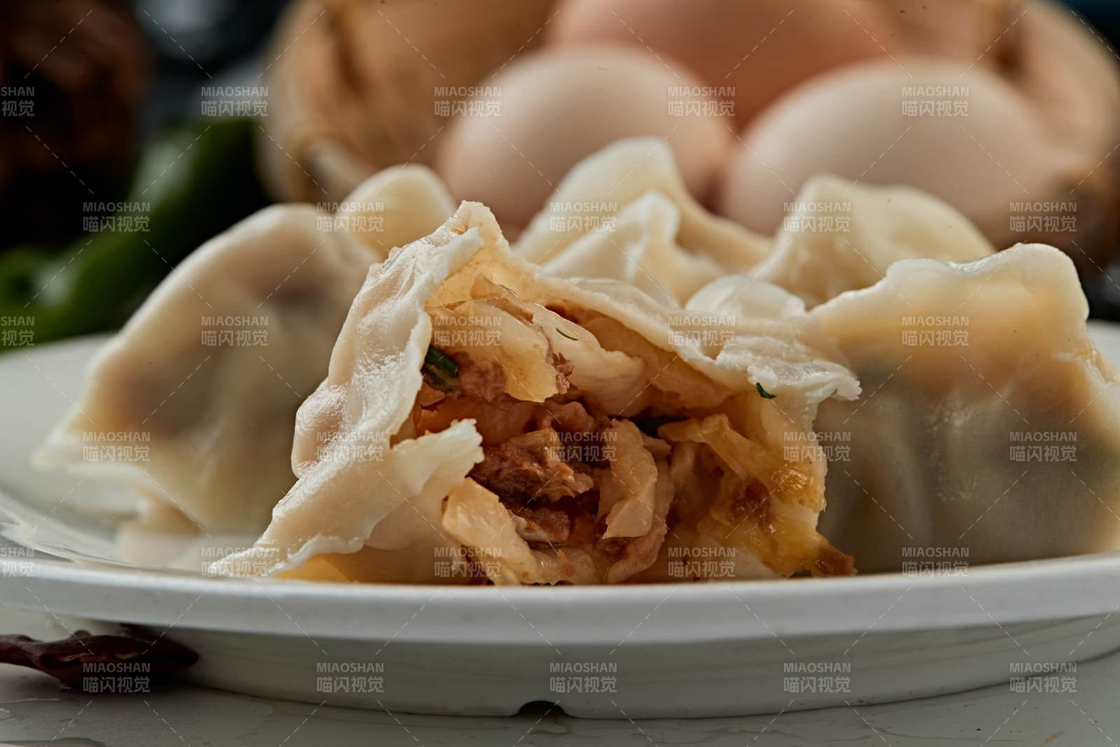 手工酸菜猪肉馅饺子图片