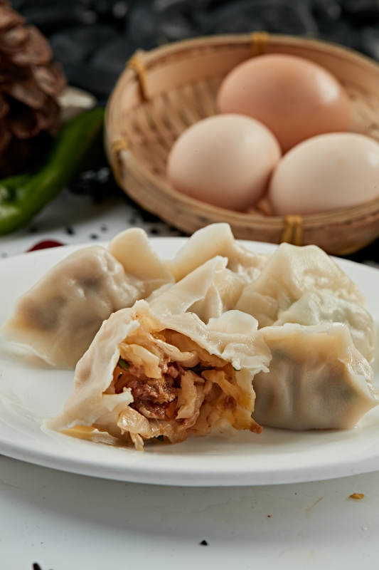 手工酸菜猪肉馅饺子图片