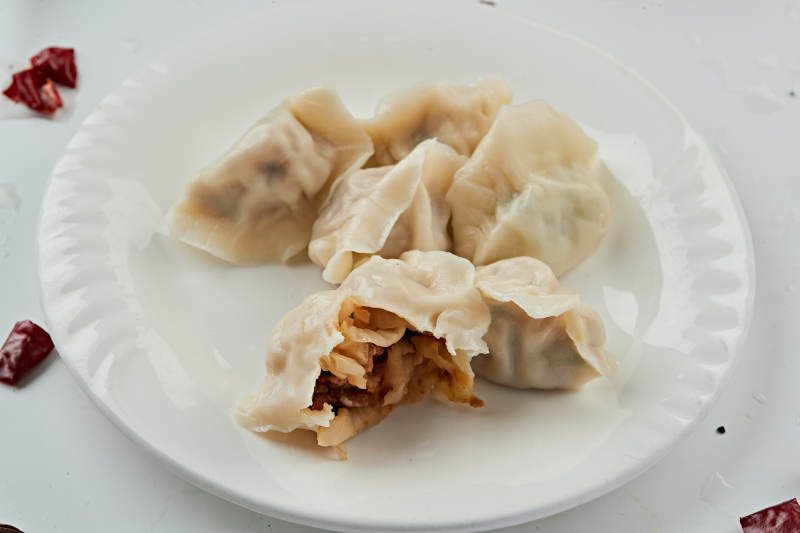 手工酸菜猪肉馅饺子图片