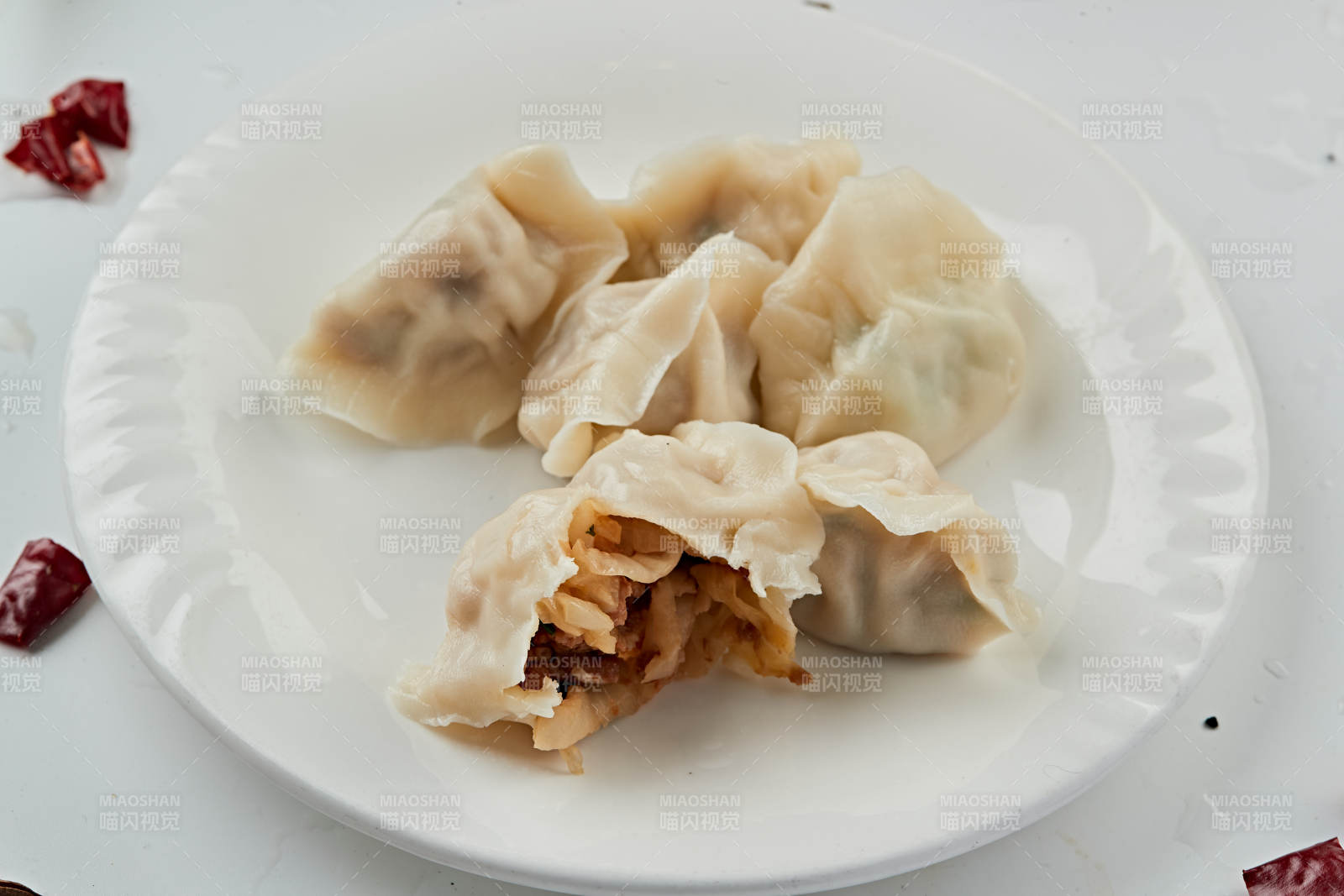 手工酸菜猪肉馅饺子图片