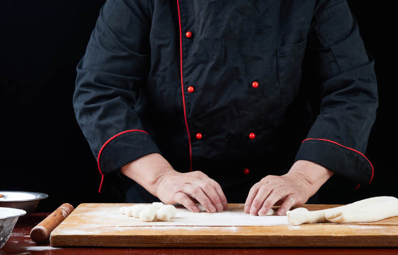 厨师现场演示饺子制作完整过程图片