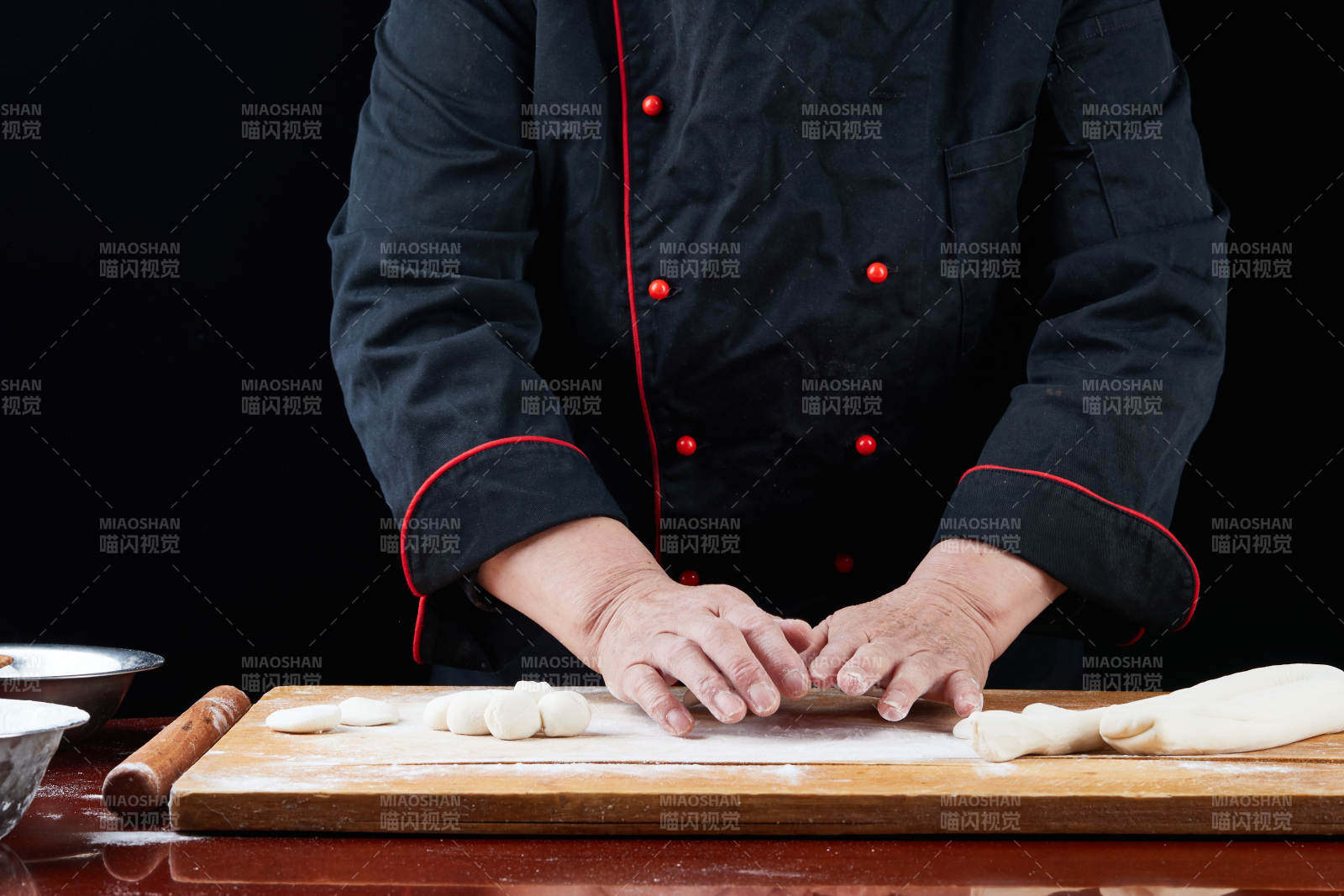 厨师现场演示饺子制作完整过程图片