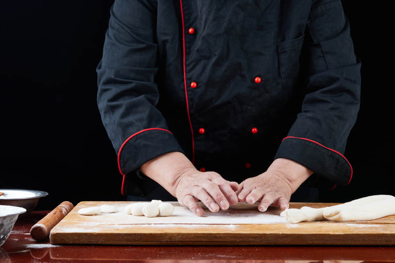 厨师现场演示饺子制作完整过程图片