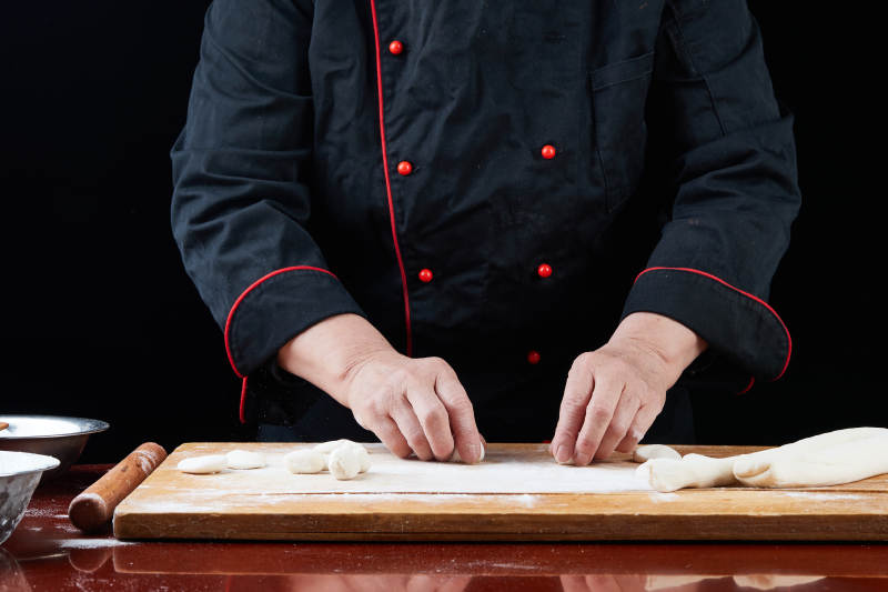 厨师现场演示饺子制作完整过程图片