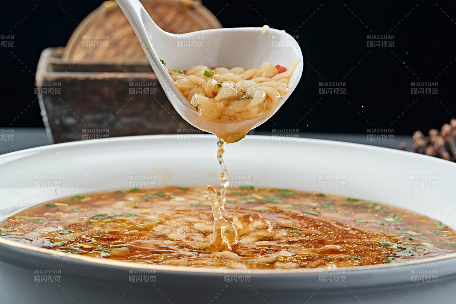 酸汤菜丝蒜香面蝌蚪图片