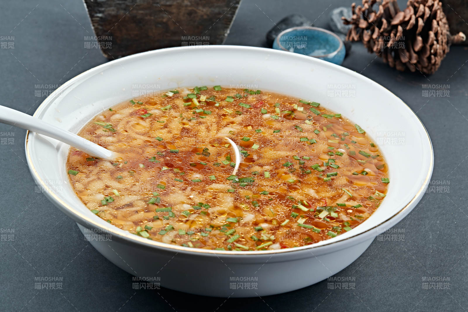 酸汤菜丝蒜香面蝌蚪图片