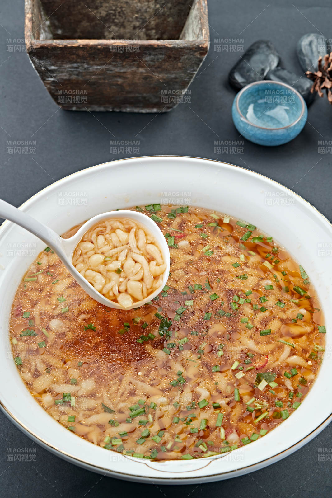 酸汤菜丝蒜香面蝌蚪图片