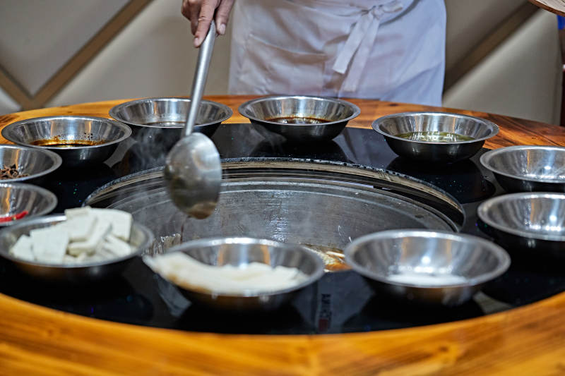 农家铁锅炖鱼贴饼子图片