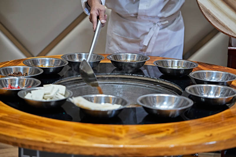 农家铁锅炖鱼贴饼子图片