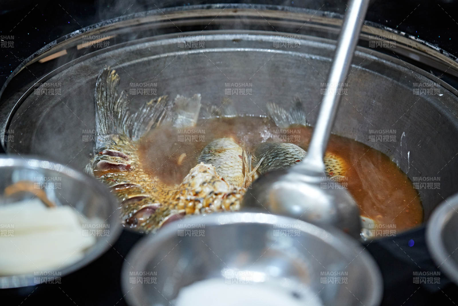 农家铁锅炖鱼贴饼子图片