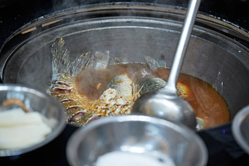 农家铁锅炖鱼贴饼子图片