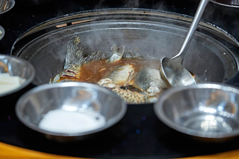 农家铁锅炖鱼贴饼子图片