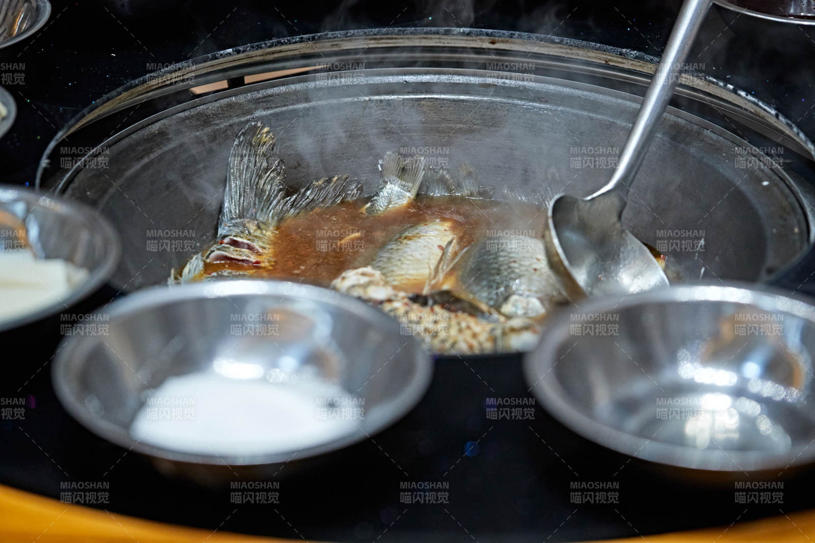 农家铁锅炖鱼贴饼子图片