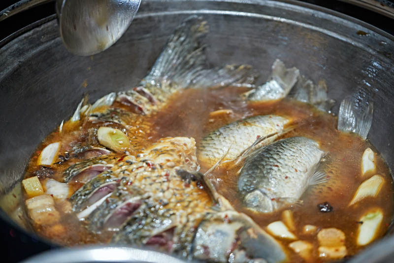 农家铁锅炖鱼贴饼子图片