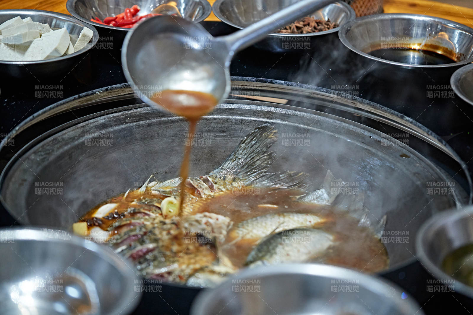 农家铁锅炖鱼贴饼子图片
