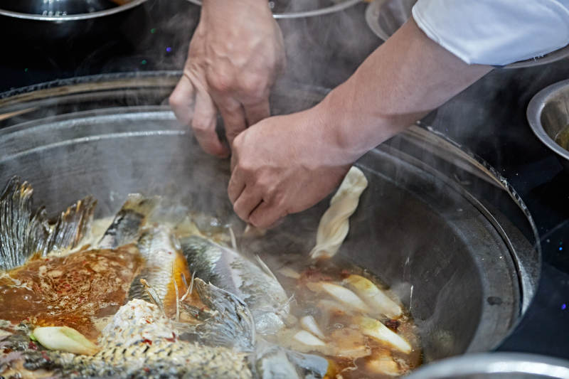 农家铁锅炖鱼贴饼子图片