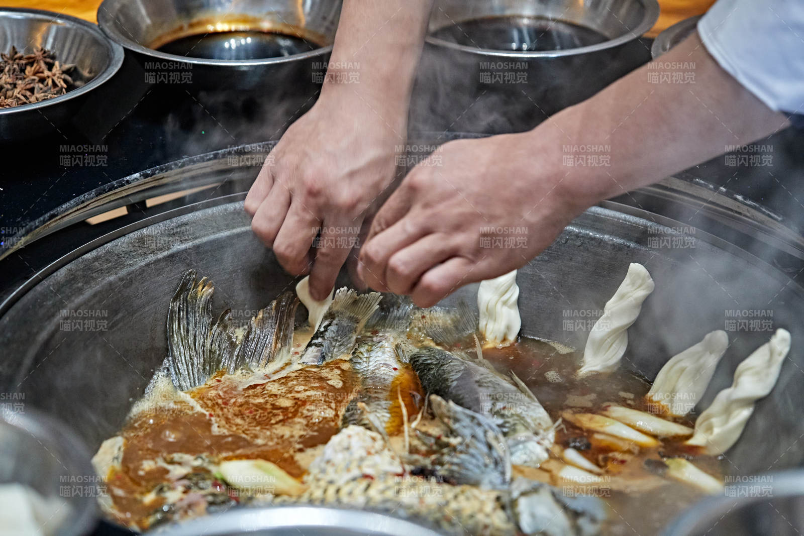 农家铁锅炖鱼贴饼子图片