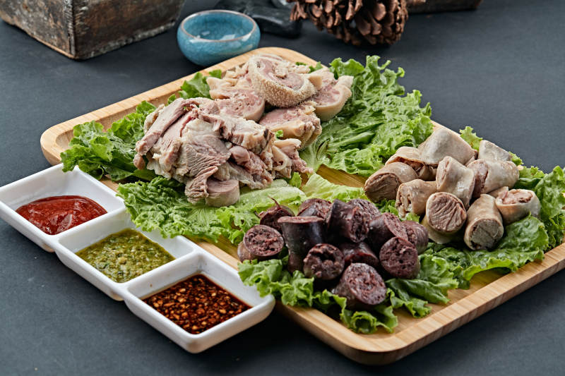 蒙餐血肠白肠肚包肉拼盘图片