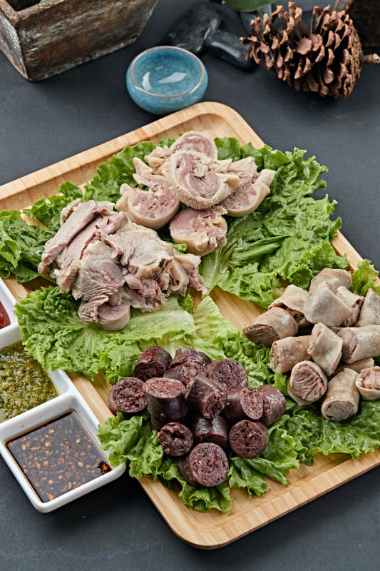 蒙餐血肠白肠肚包肉拼盘图片