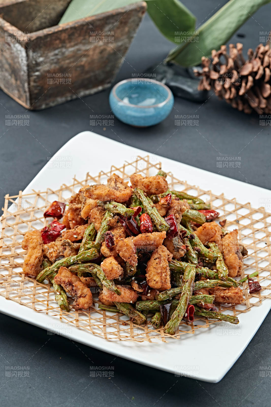 辣子兔丁干煸豆角图片