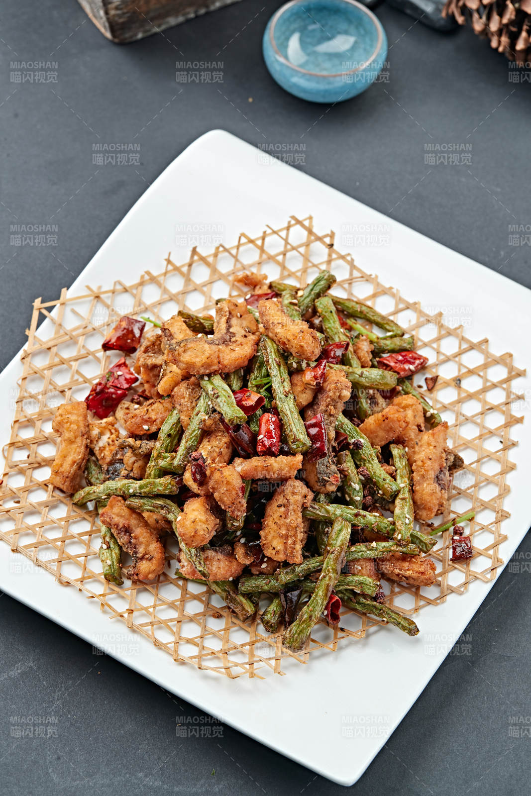 辣子兔丁干煸豆角图片