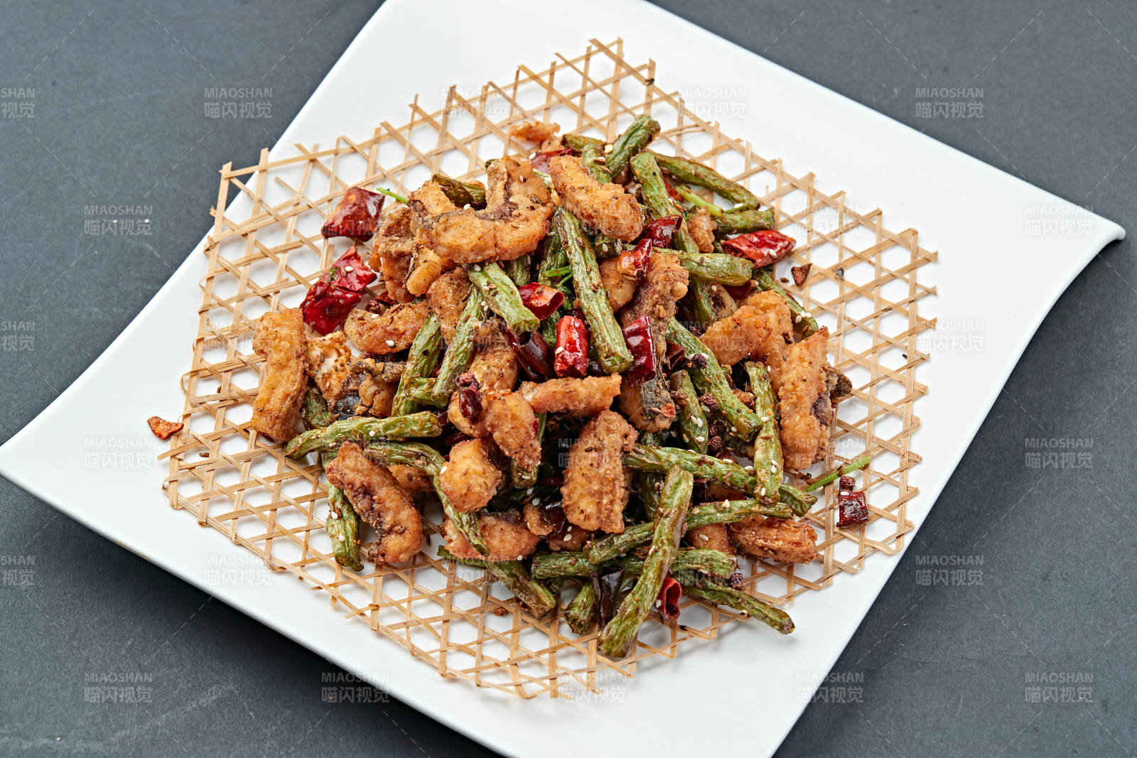 辣子兔丁干煸豆角图片