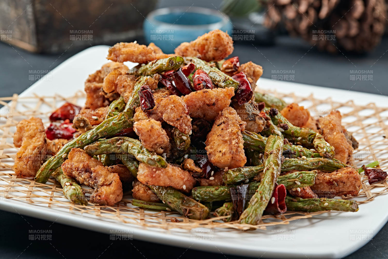 辣子兔丁干煸豆角图片