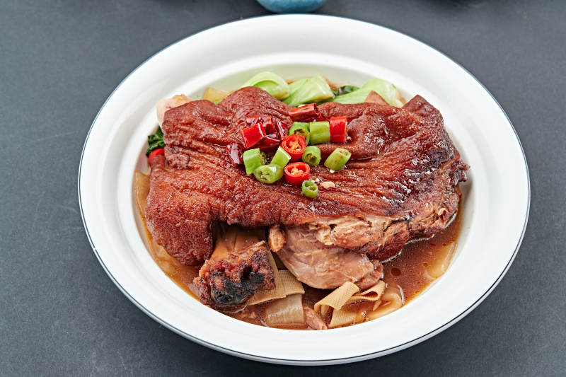 传统红烧酥皮猪肘子图片