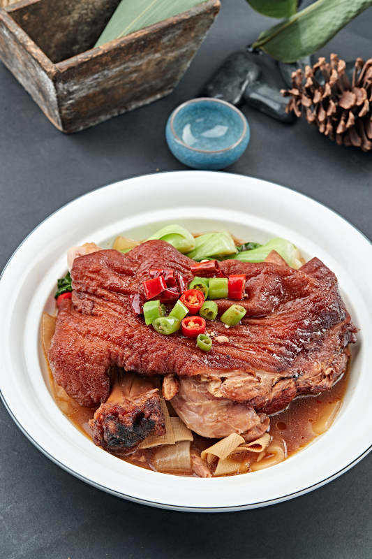 传统红烧酥皮猪肘子图片