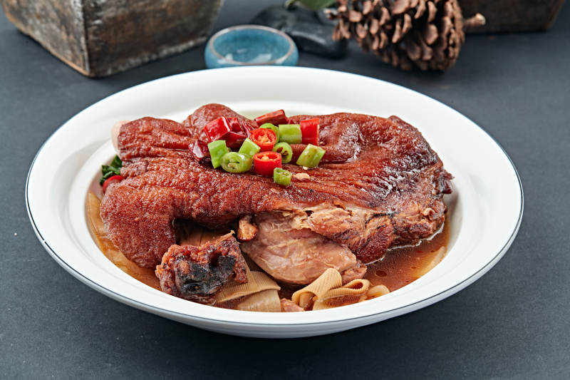 传统红烧酥皮猪肘子图片