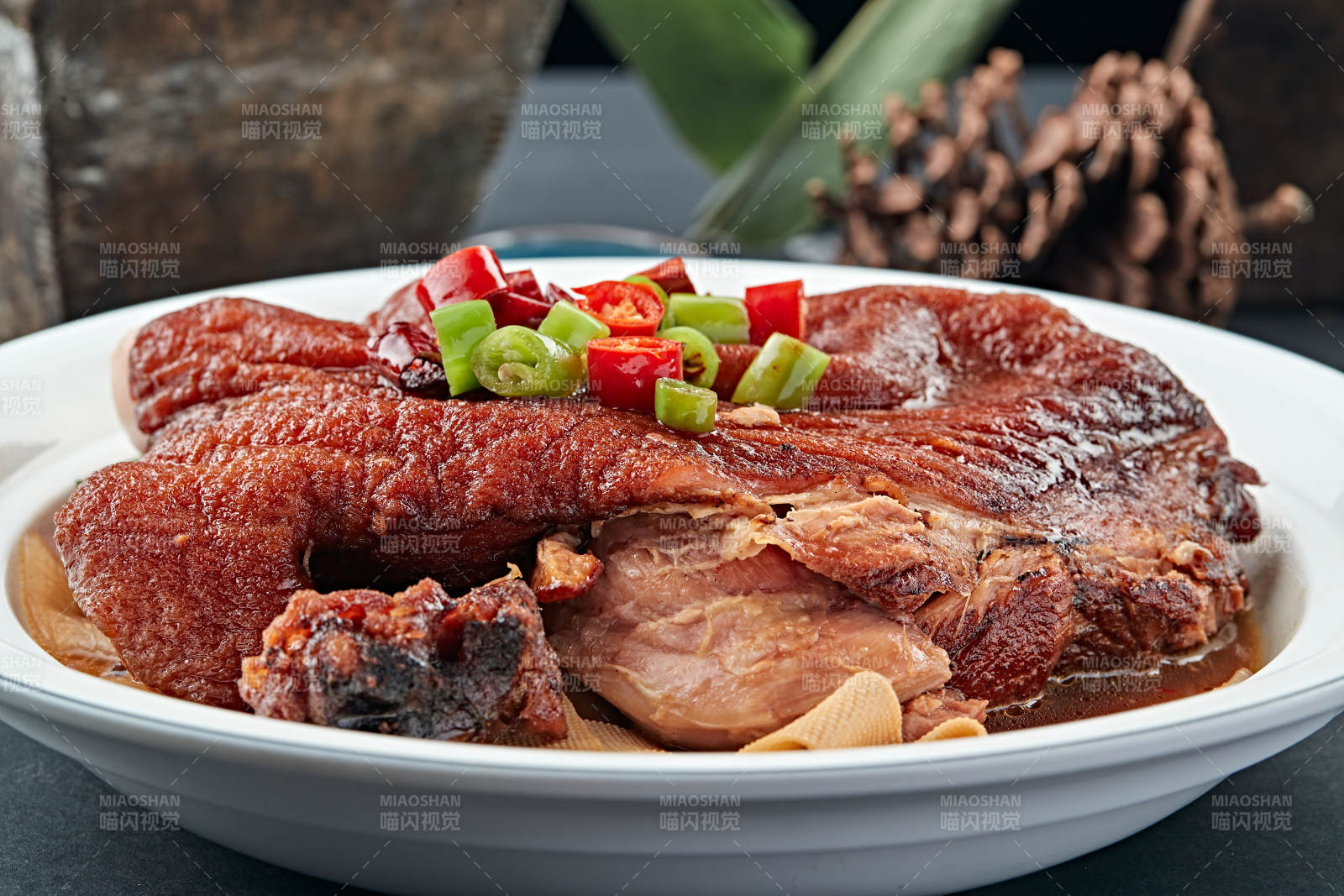 传统红烧酥皮猪肘子图片