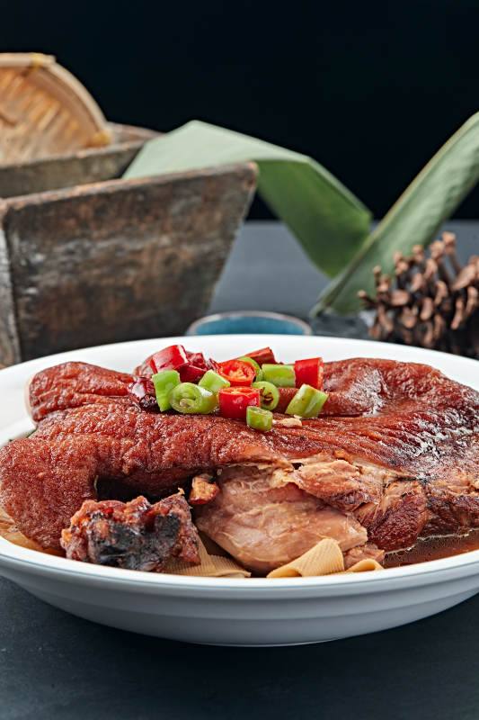 传统红烧酥皮猪肘子图片