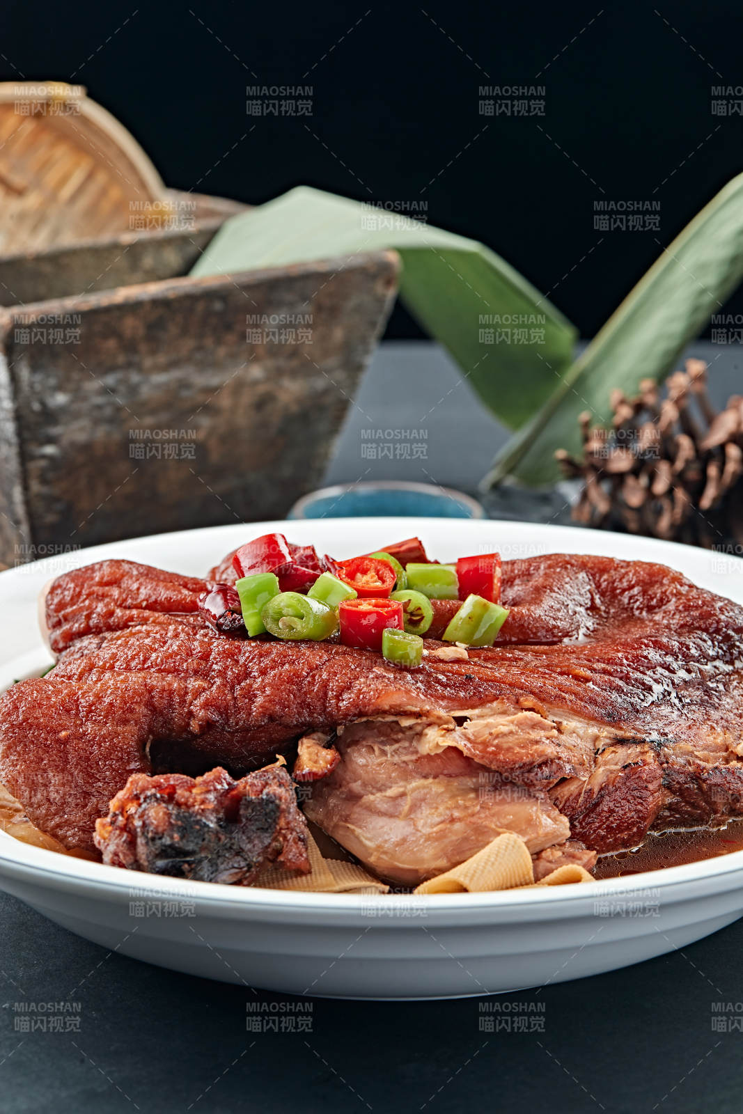 传统红烧酥皮猪肘子图片