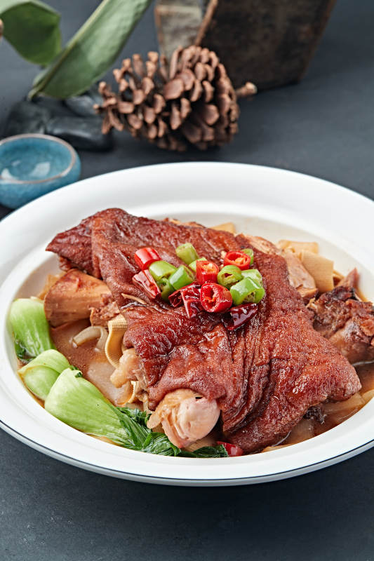 传统红烧酥皮猪肘子图片