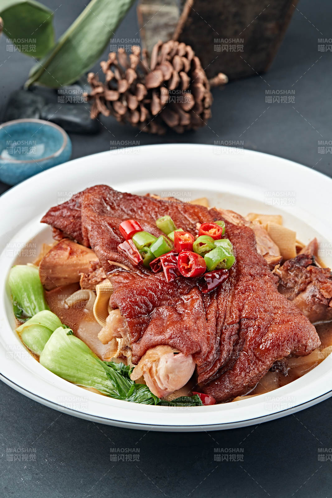 传统红烧酥皮猪肘子图片