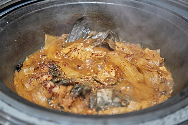 农家铁锅炖鱼贴饼子图片