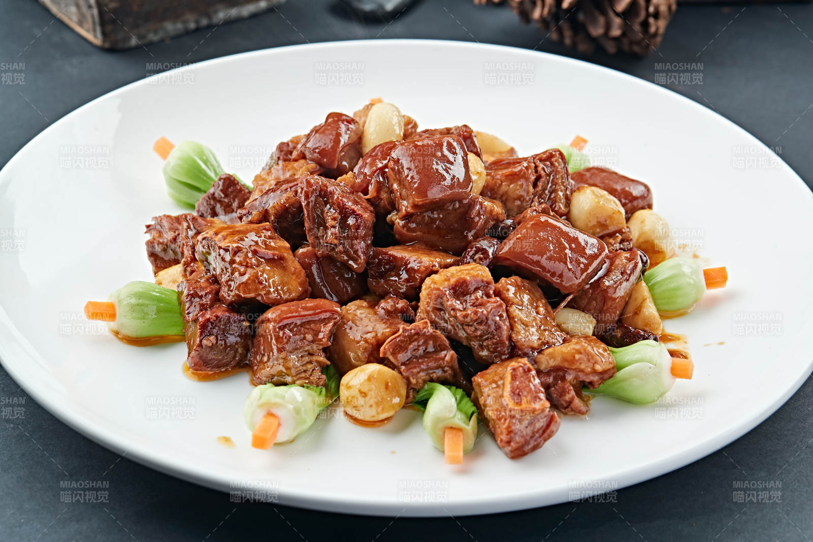 红烧养殖带皮鹿五花肉图片