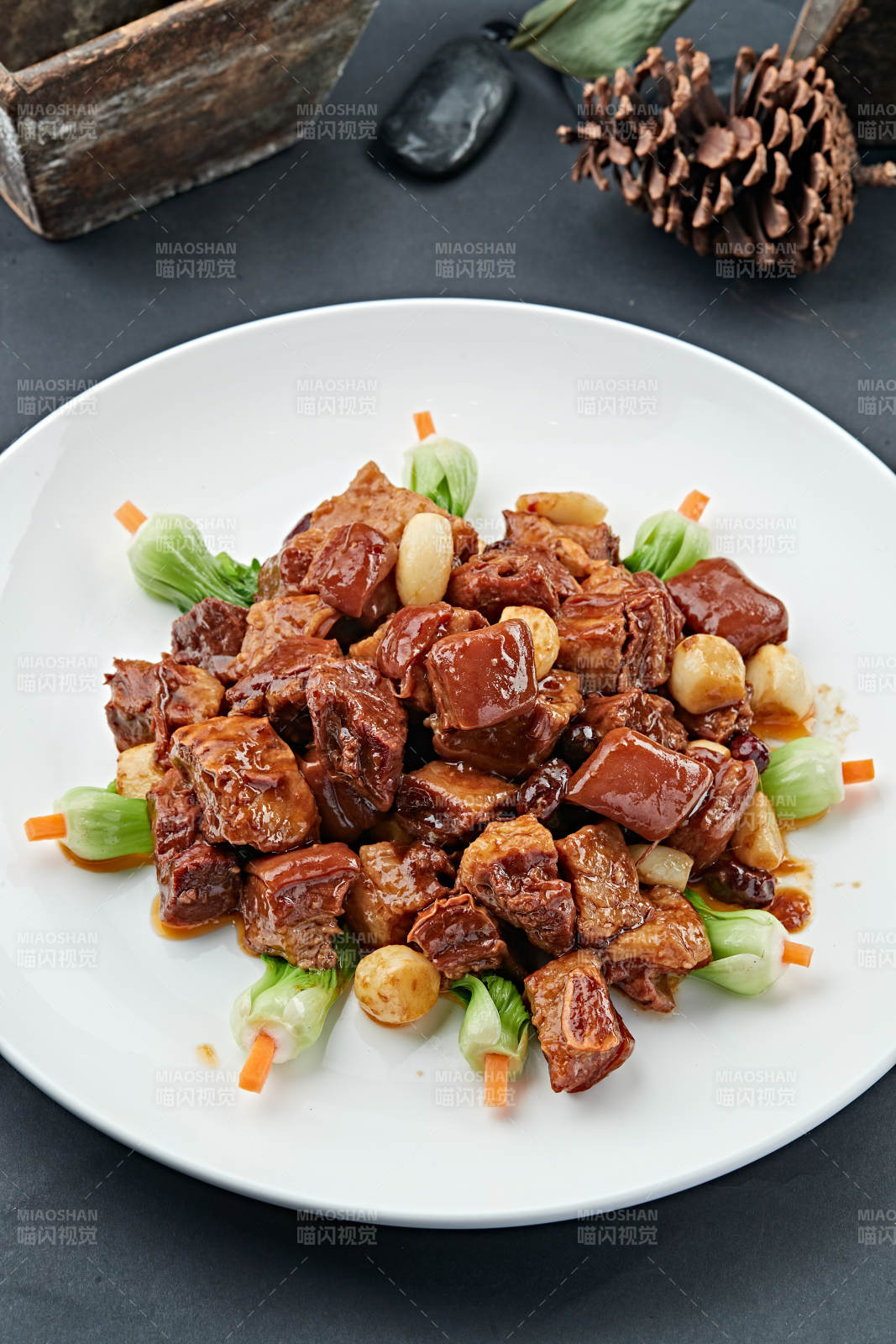 红烧养殖带皮鹿五花肉图片