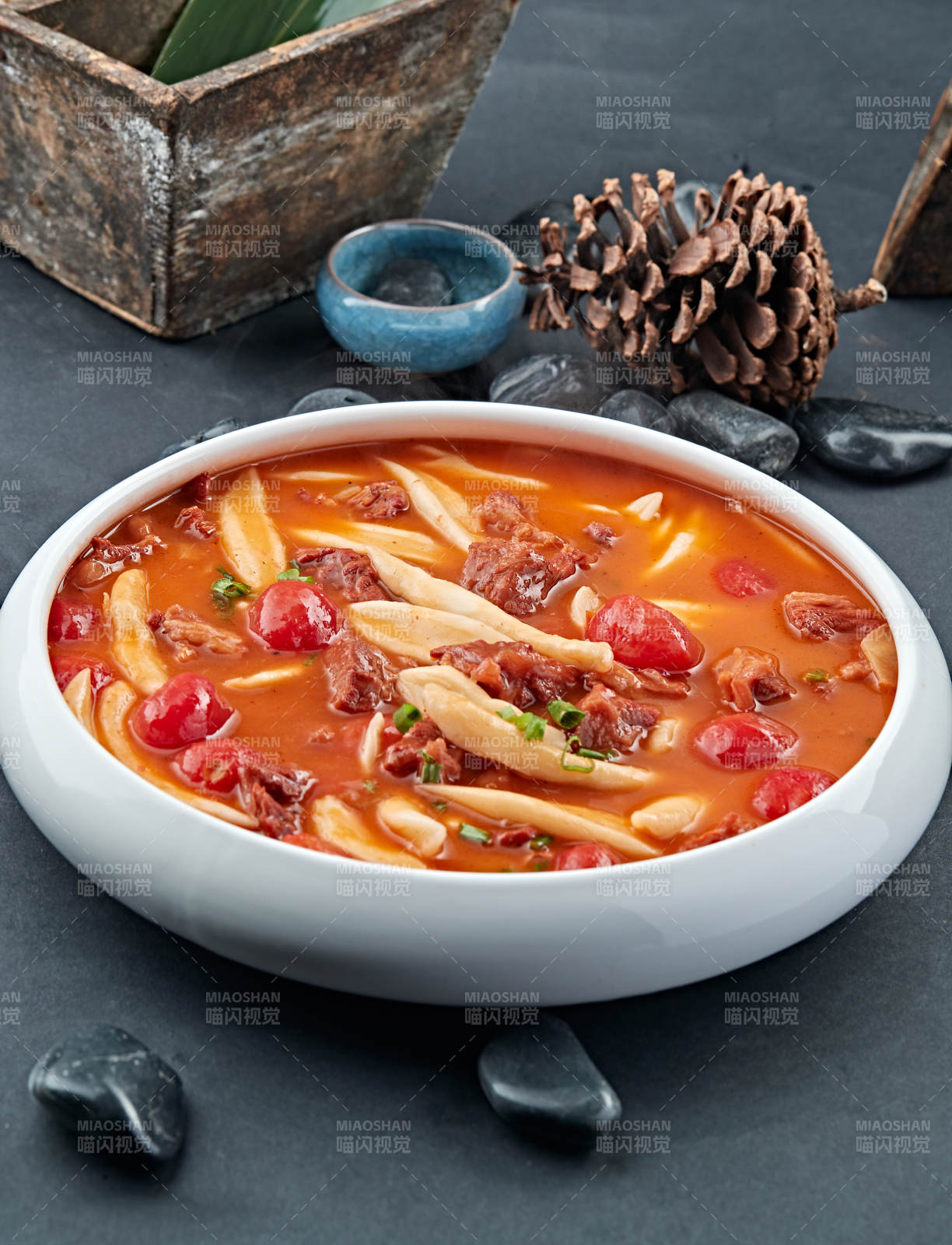 西红柿牛腩面棍汤图片