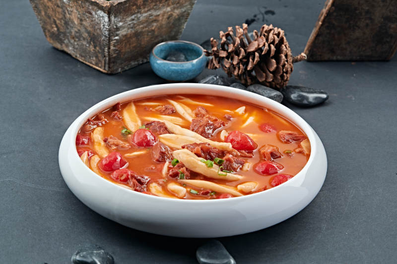 西红柿牛腩面棍汤图片