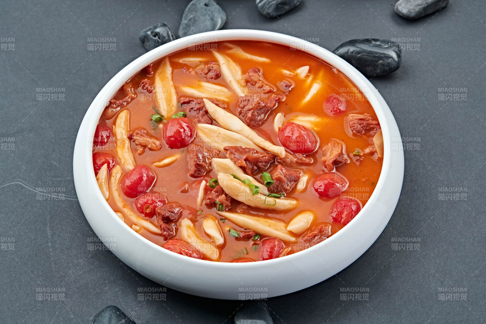 西红柿牛腩面棍汤图片
