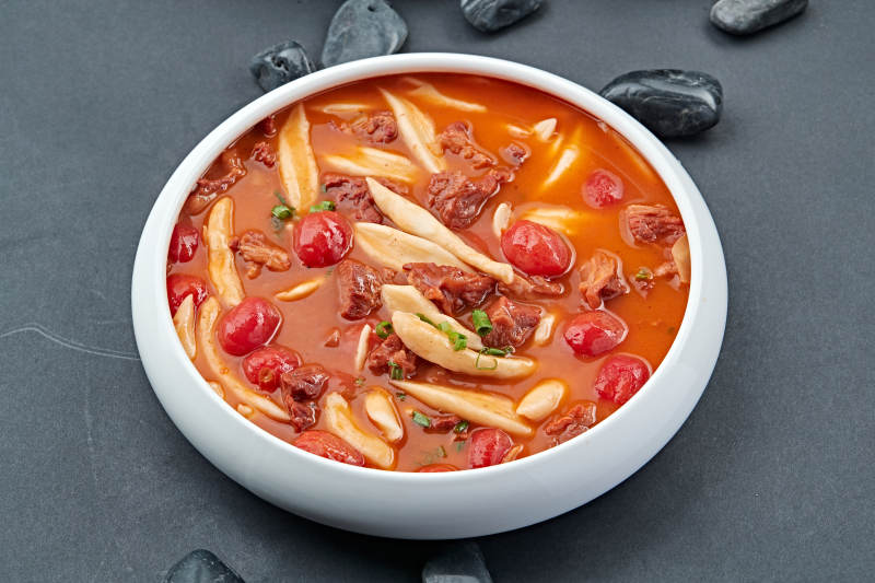 西红柿牛腩面棍汤图片