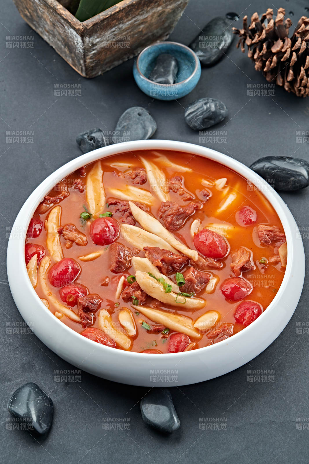 西红柿牛腩面棍汤图片