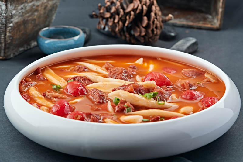 西红柿牛腩面棍汤图片