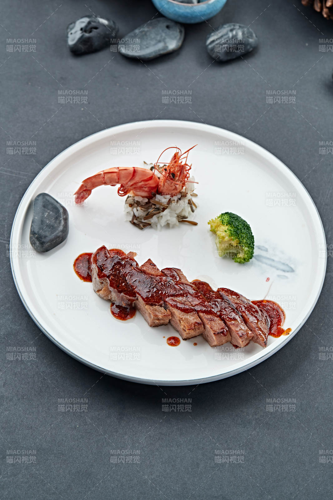 黑胡椒酱法式铁板美洲大虾牛排图片