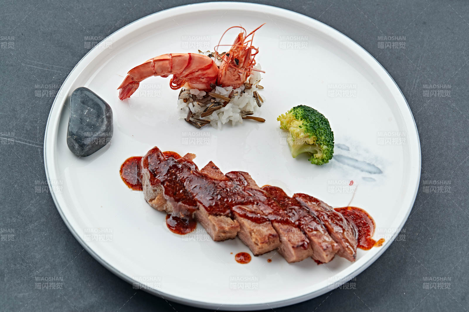 黑胡椒酱法式铁板美洲大虾牛排图片