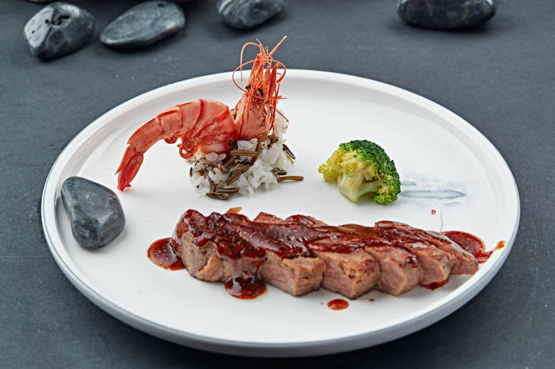黑胡椒酱法式铁板美洲大虾牛排图片