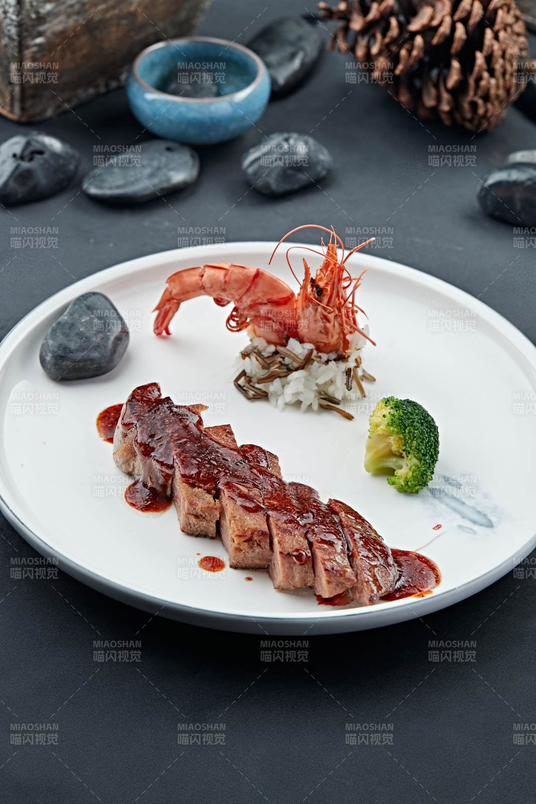 黑胡椒酱法式铁板美洲大虾牛排图片