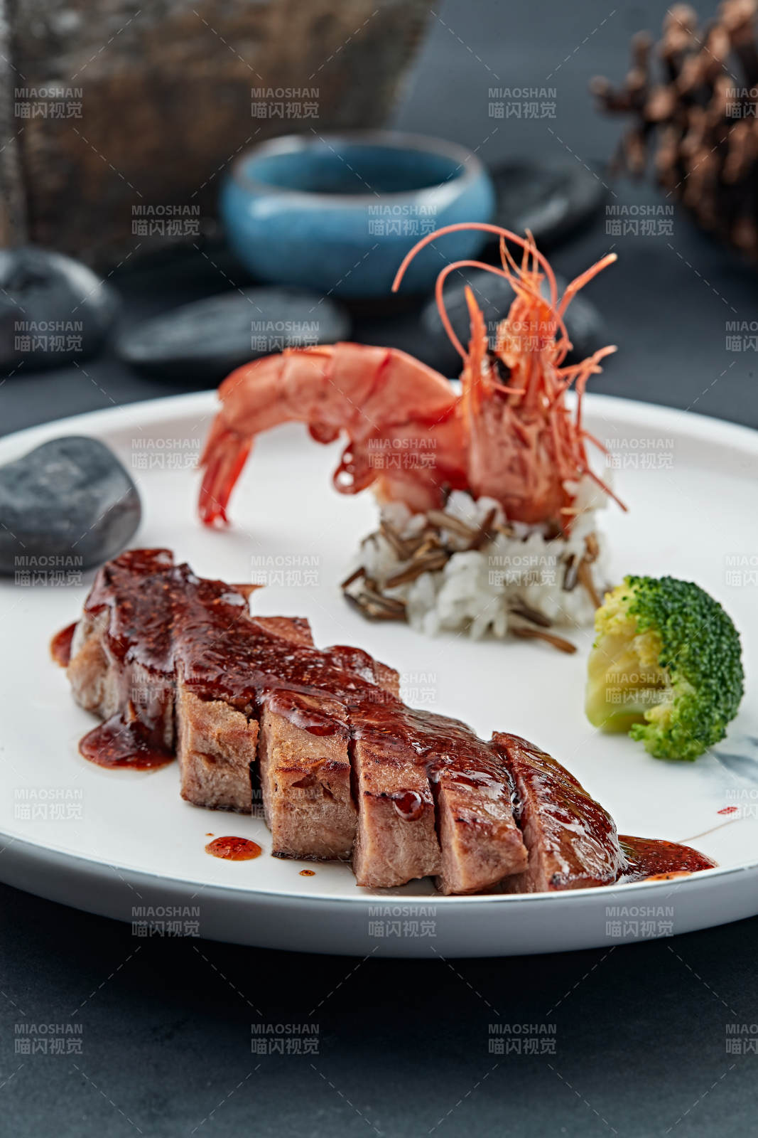 黑胡椒酱法式铁板美洲大虾牛排图片