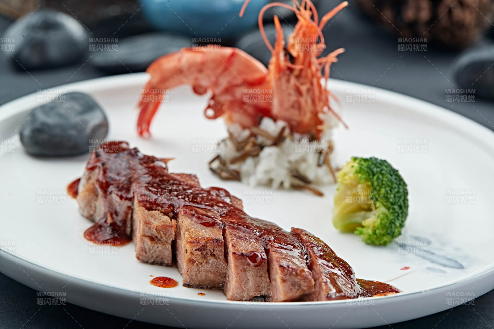 黑胡椒酱法式铁板美洲大虾牛排图片